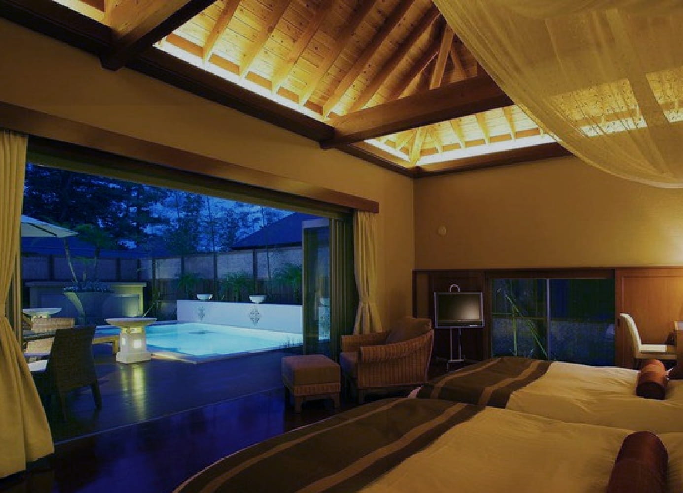 部屋の中から庭やプールを撮影した写真。