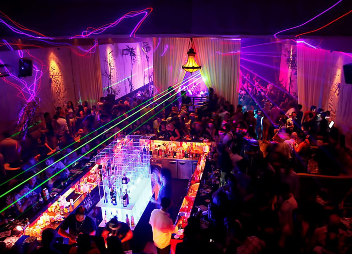 マーケットまたはナイトクラブでにぎやかな光景を撮影した写真